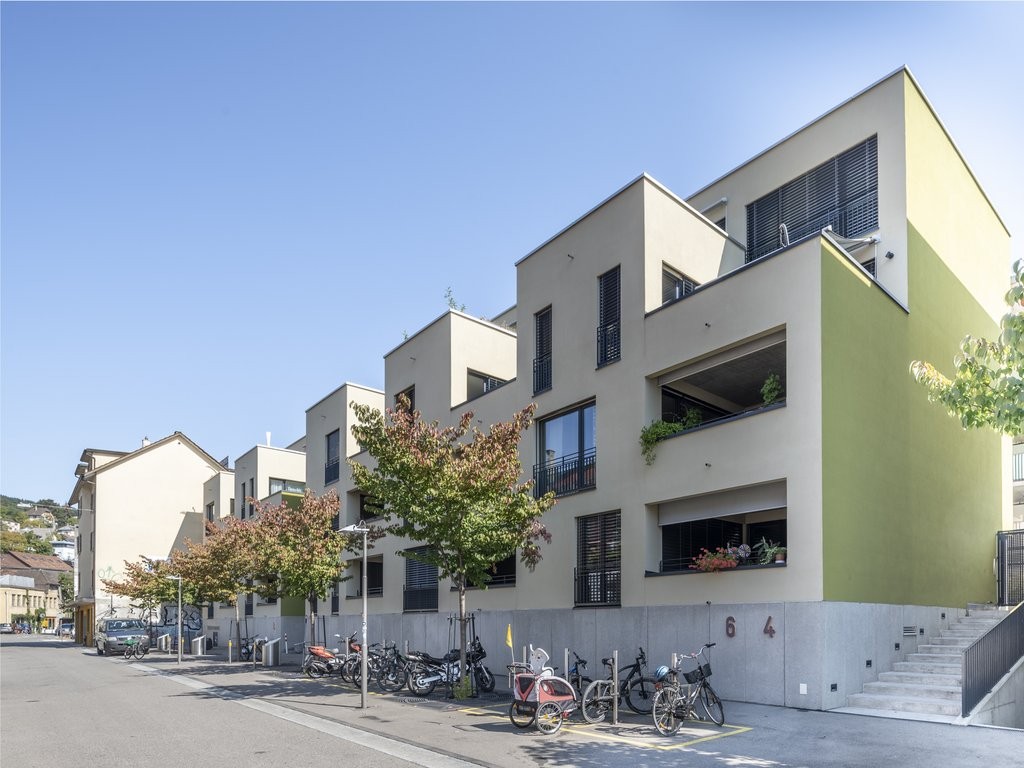 Appartamento di 2 ½ locali

Elegante e con un comfort abitativo moderno, questo appartamento è ideale per coppie e singoli. L'edificio residenziale si trova vicino al centro di Biel. I mezzi di trasporto pubblico con collegamenti in tutte le direzioni, così come le possibilità di acquisto, si trovan