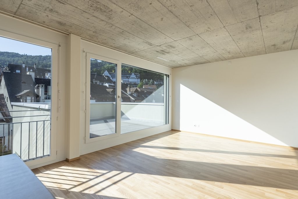 Appartamento di 2 ½ locali

Elegante e con un comfort abitativo moderno, questo appartamento è ideale per coppie e singoli. L'edificio residenziale si trova vicino al centro di Biel. I mezzi di trasporto pubblico con collegamenti in tutte le direzioni, così come le possibilità di acquisto, si trovan