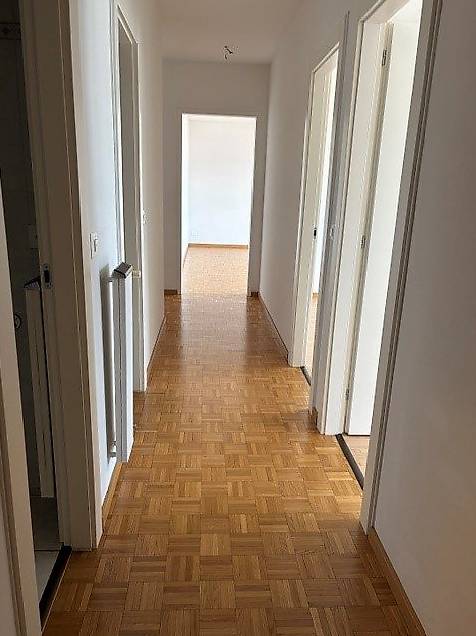 Appartement de 3 ½ pièces

Spacieux 3.5 pièces, au 6ème étage, composé d'un couloir avec armoire murale, cuisine séparée, séjour avec terrasse, 2 chambres à coucher, salle de bain, WC et cave.
Loyer mensuel CHF 895.00 + 200.00 acc. frais mensuels
Places de parc extérieures CHF 50.00