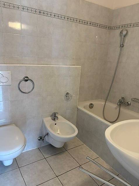 Appartement de 3 ½ pièces

Spacieux 3.5 pièces, au 6ème étage, composé d'un couloir avec armoire murale, cuisine séparée, séjour avec terrasse, 2 chambres à coucher, salle de bain, WC et cave.
Loyer mensuel CHF 895.00 + 200.00 acc. frais mensuels
Places de parc extérieures CHF 50.00