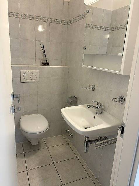 Appartement de 3 ½ pièces

Spacieux 3.5 pièces, au 6ème étage, composé d'un couloir avec armoire murale, cuisine séparée, séjour avec terrasse, 2 chambres à coucher, salle de bain, WC et cave.
Loyer mensuel CHF 895.00 + 200.00 acc. frais mensuels
Places de parc extérieures CHF 50.00