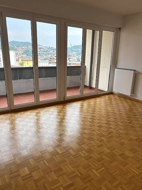 Appartement de 3 ½ pièces

Spacieux 3.5 pièces, au 6ème étage, composé d'un couloir avec armoire murale, cuisine séparée, séjour avec terrasse, 2 chambres à coucher, salle de bain, WC et cave.
Loyer mensuel CHF 895.00 + 200.00 acc. frais mensuels
Places de parc extérieures CHF 50.00