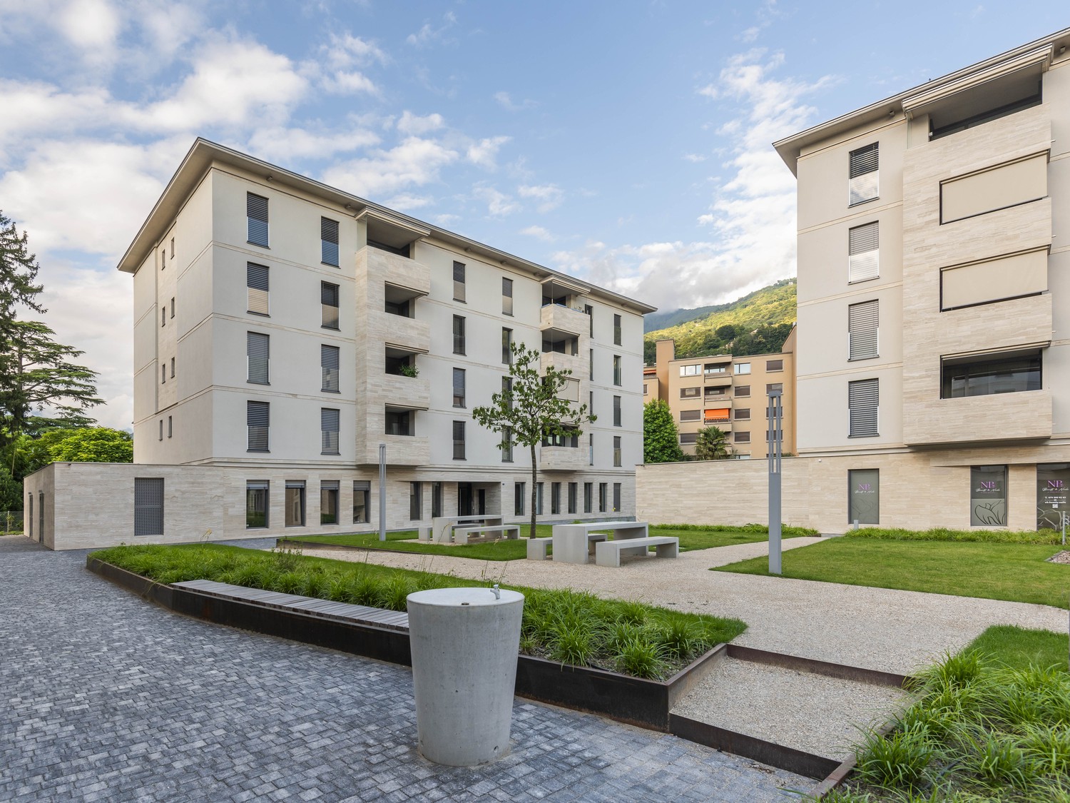77m² commercial