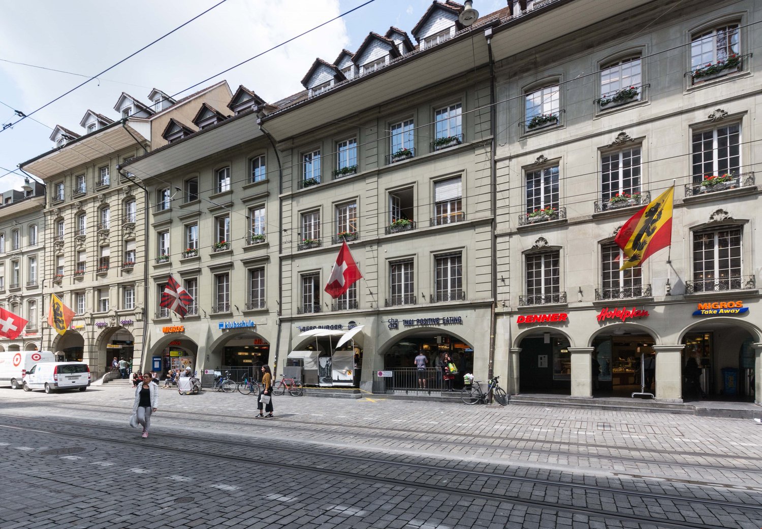 260m² de bureaux

a louer pour une durée déterminée - surface commerciale lumineuse et spacieuse d'environ 260m² au premier étage à la prestigieuse Marktgasse 46 à Bern.

- **Aménagement spacieux :** surface généreuse avec de grandes fenêtres pour des conditions de luminosité optimales

- **Équipeme