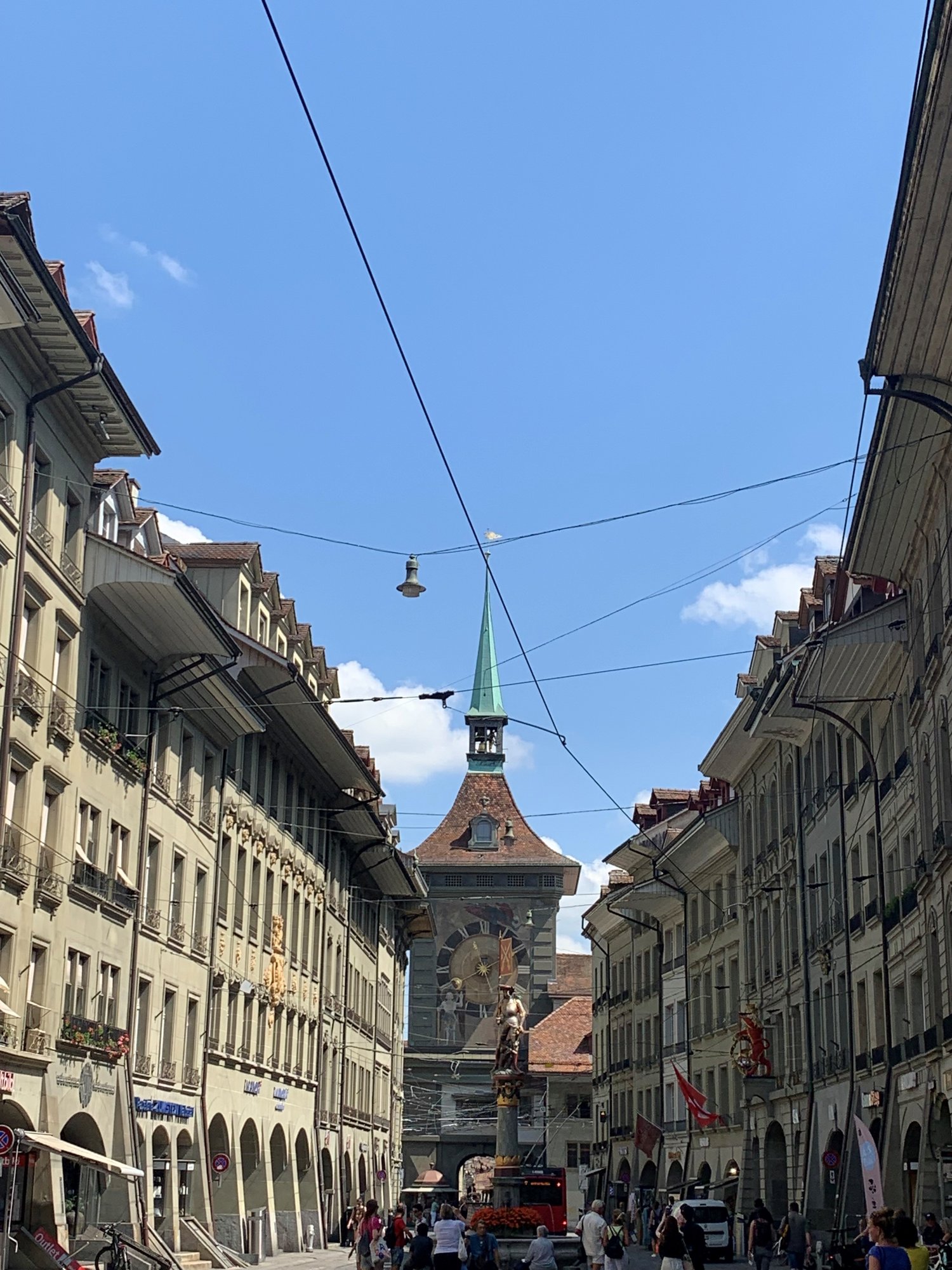 260m² de bureaux

a louer pour une durée déterminée - surface commerciale lumineuse et spacieuse d'environ 260m² au premier étage à la prestigieuse Marktgasse 46 à Bern.

- **Aménagement spacieux :** surface généreuse avec de grandes fenêtres pour des conditions de luminosité optimales

- **Équipeme