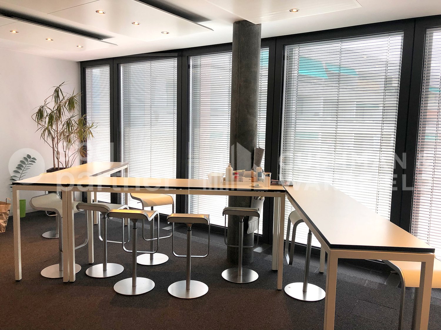 2700m² office