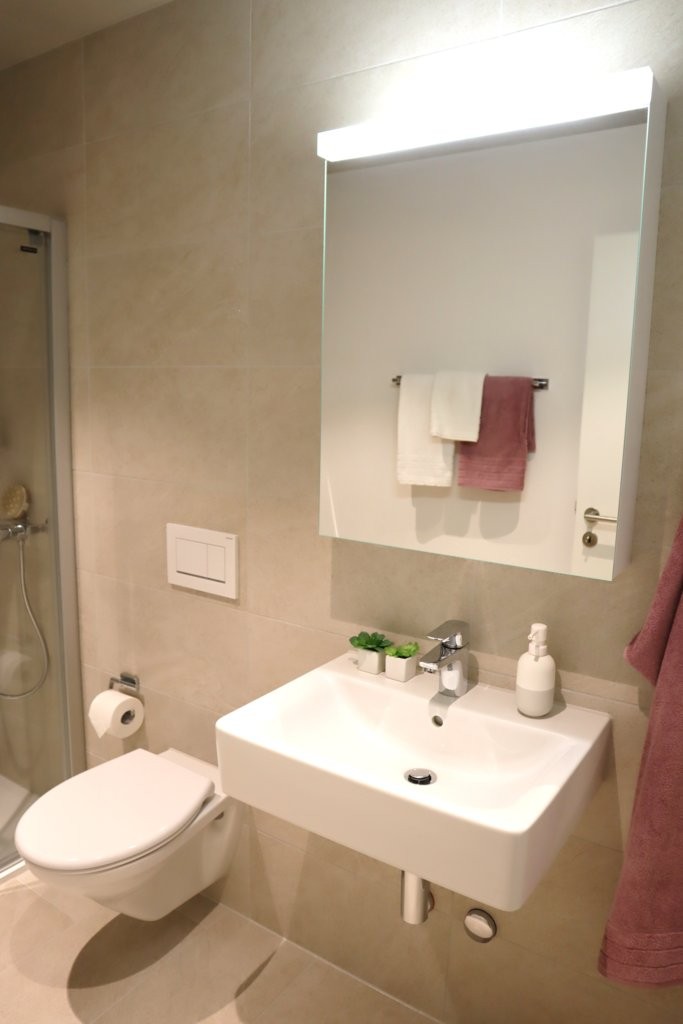Appartamento di 3 ½ locali","description":"Appartamento ultra moderno e confortevole - lasciatevi convincere dalle seguenti caratteristiche:

L'oggetto dispone di una **splendida e moderna cucina**, che invita a cucinare. I numerosi spazi di stoccaggio e la grande superficie di lavoro sono un ulteri