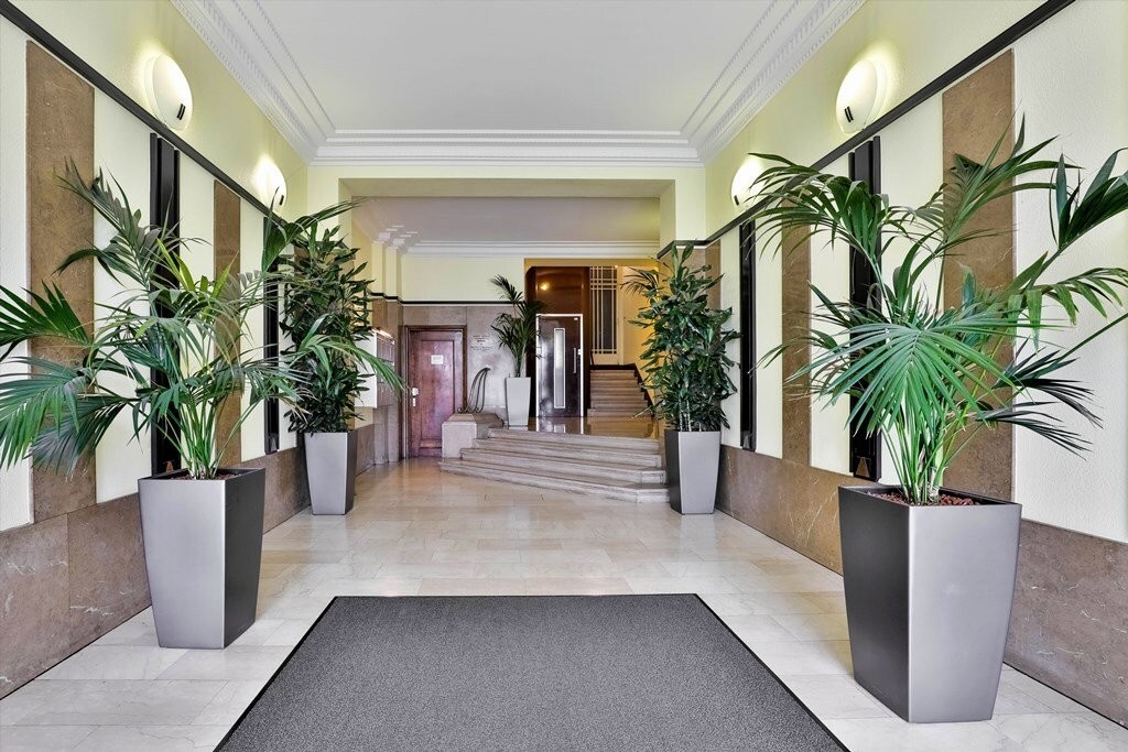 190m² office
