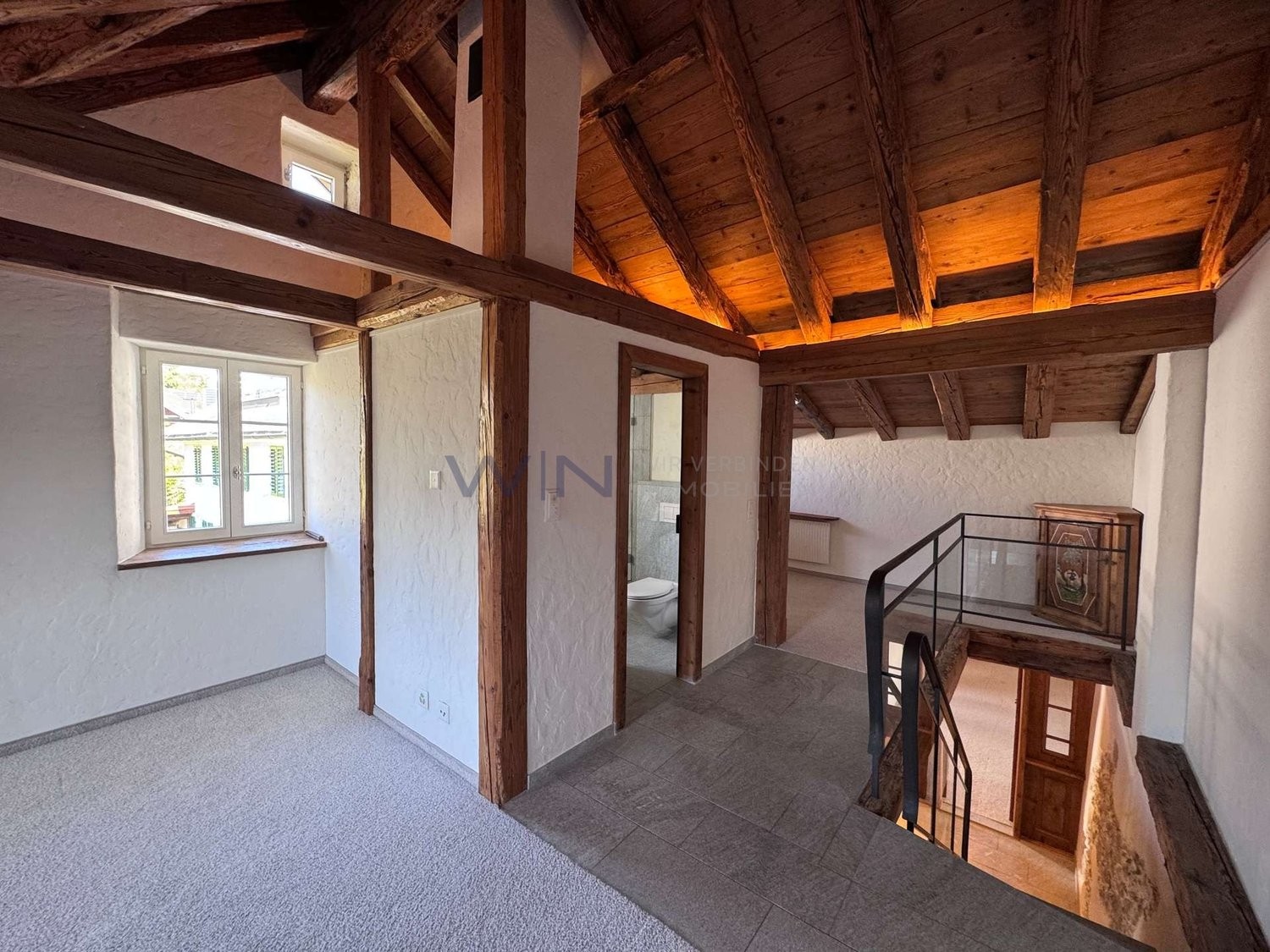 Questa casa, ristrutturata con amore, risplende di una nuova luce.

DATI WE
- Vista incantevole sul Lago di Zurigo in un quartiere assolutamente tranquillo e idilliaco
- Cucina moderna, camino aperto ed elementi in legno riscaldanti su due piani
- Tanto spazio grazie al grande seminterrato e al gara, foto 10 di 10