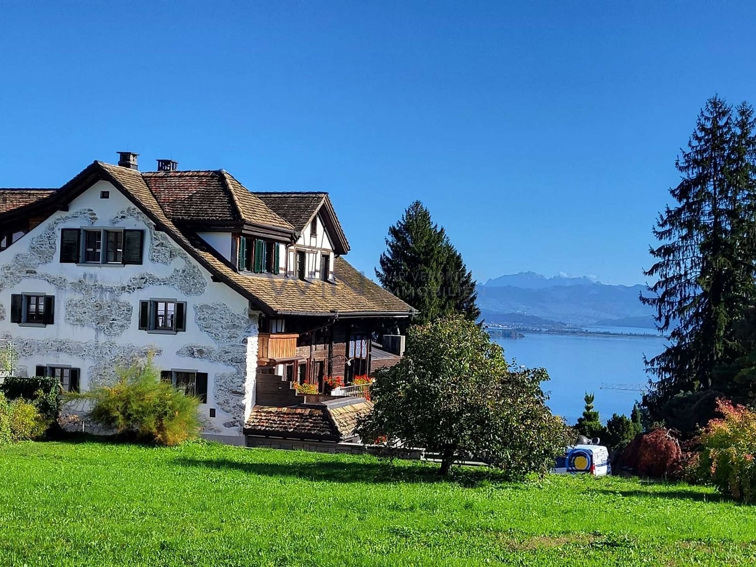 Questa casa, ristrutturata con amore, risplende di una nuova luce.

DATI WE
- Vista incantevole sul Lago di Zurigo in un quartiere assolutamente tranquillo e idilliaco
- Cucina moderna, camino aperto ed elementi in legno riscaldanti su due piani
- Tanto spazio grazie al grande seminterrato e al gara, foto 2 di 10