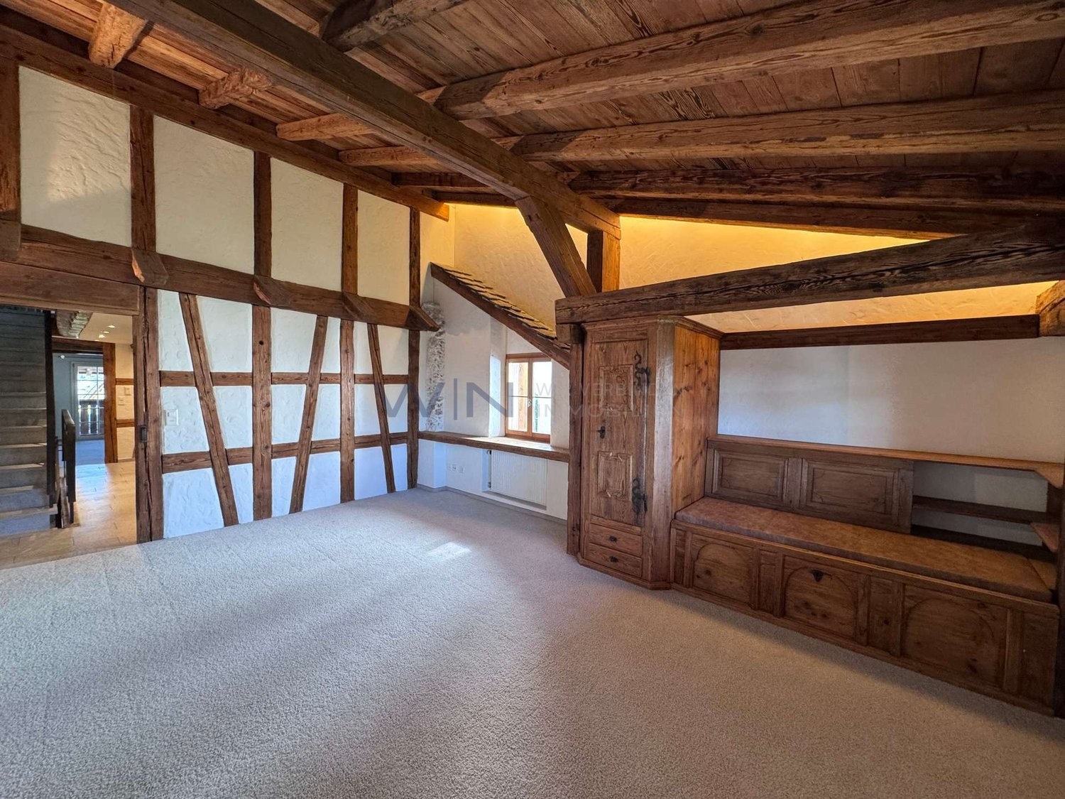 Questa casa, ristrutturata con amore, risplende di una nuova luce.

DATI WE
- Vista incantevole sul Lago di Zurigo in un quartiere assolutamente tranquillo e idilliaco
- Cucina moderna, camino aperto ed elementi in legno riscaldanti su due piani
- Tanto spazio grazie al grande seminterrato e al gara, foto 8 di 10