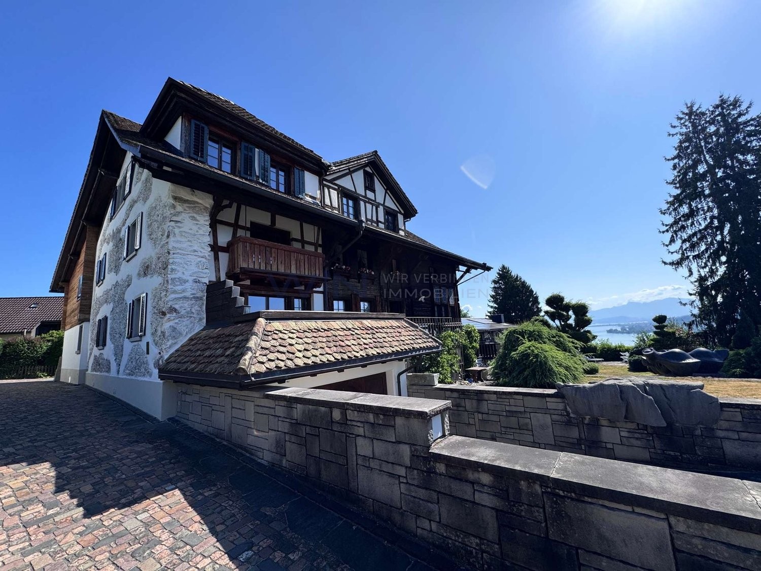 Questa casa, ristrutturata con amore, risplende di una nuova luce.

DATI WE
- Vista incantevole sul Lago di Zurigo in un quartiere assolutamente tranquillo e idilliaco
- Cucina moderna, camino aperto ed elementi in legno riscaldanti su due piani
- Tanto spazio grazie al grande seminterrato e al gara, foto 1 di 10