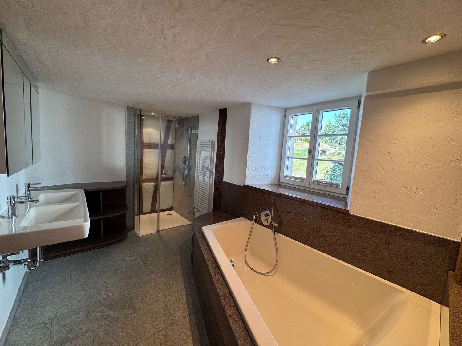 Questa casa, ristrutturata con amore, risplende di una nuova luce.

DATI WE
- Vista incantevole sul Lago di Zurigo in un quartiere assolutamente tranquillo e idilliaco
- Cucina moderna, camino aperto ed elementi in legno riscaldanti su due piani
- Tanto spazio grazie al grande seminterrato e al gara, foto 7 di 10