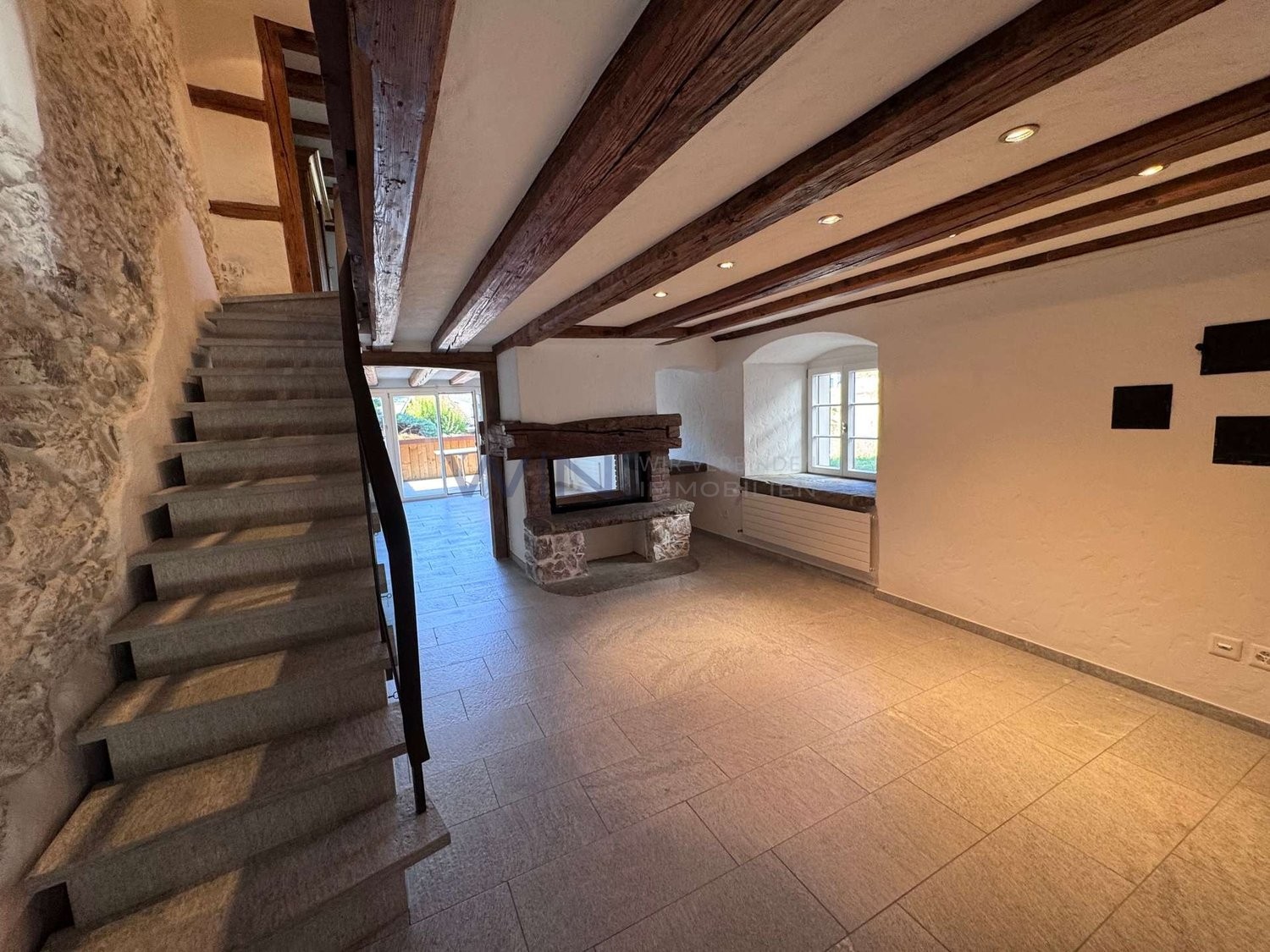Questa casa, ristrutturata con amore, risplende di una nuova luce.

DATI WE
- Vista incantevole sul Lago di Zurigo in un quartiere assolutamente tranquillo e idilliaco
- Cucina moderna, camino aperto ed elementi in legno riscaldanti su due piani
- Tanto spazio grazie al grande seminterrato e al gara, foto 3 di 10