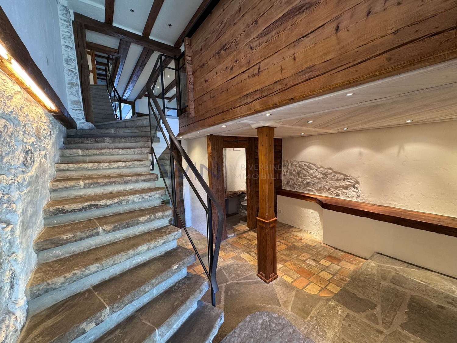 Questa casa, ristrutturata con amore, risplende di una nuova luce.

DATI WE
- Vista incantevole sul Lago di Zurigo in un quartiere assolutamente tranquillo e idilliaco
- Cucina moderna, camino aperto ed elementi in legno riscaldanti su due piani
- Tanto spazio grazie al grande seminterrato e al gara, foto 5 di 10