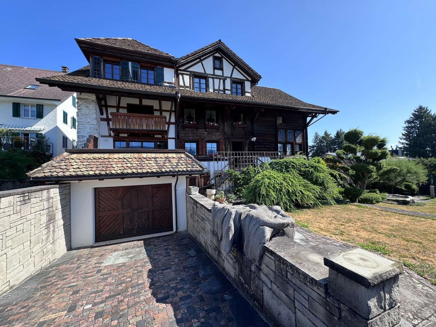 Questa casa, ristrutturata con amore, risplende di una nuova luce.

DATI WE
- Vista incantevole sul Lago di Zurigo in un quartiere assolutamente tranquillo e idilliaco
- Cucina moderna, camino aperto ed elementi in legno riscaldanti su due piani
- Tanto spazio grazie al grande seminterrato e al gara, foto 6 di 10