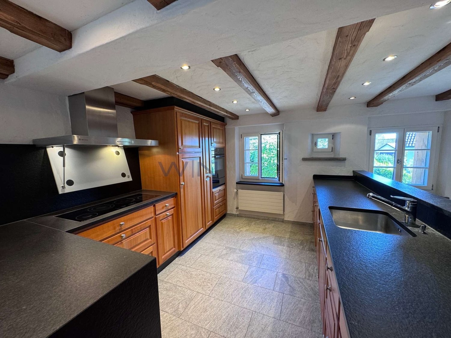 Questa casa, ristrutturata con amore, risplende di una nuova luce.

DATI WE
- Vista incantevole sul Lago di Zurigo in un quartiere assolutamente tranquillo e idilliaco
- Cucina moderna, camino aperto ed elementi in legno riscaldanti su due piani
- Tanto spazio grazie al grande seminterrato e al gara, foto 4 di 10
