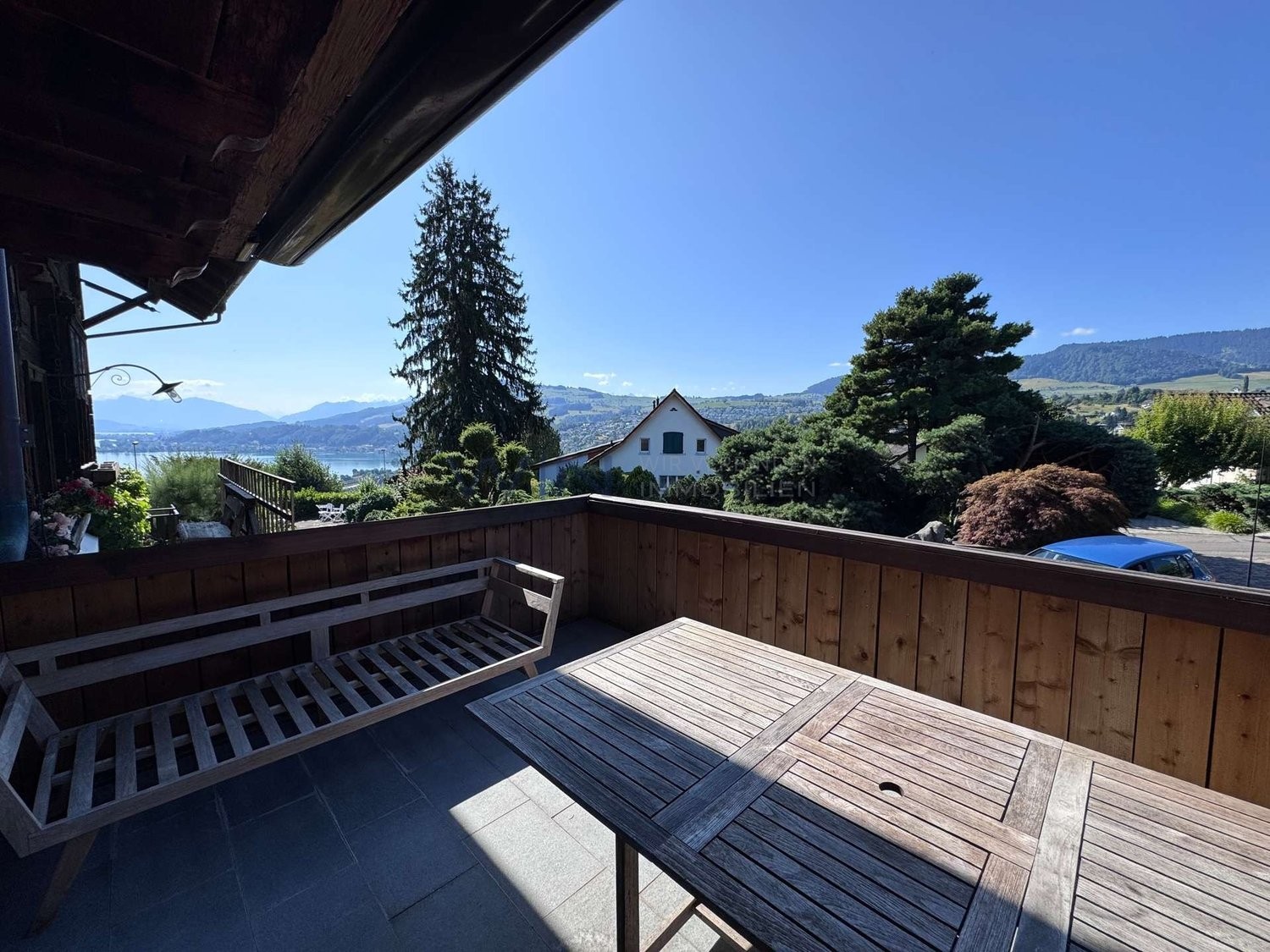 Questa casa, ristrutturata con amore, risplende di una nuova luce.

DATI WE
- Vista incantevole sul Lago di Zurigo in un quartiere assolutamente tranquillo e idilliaco
- Cucina moderna, camino aperto ed elementi in legno riscaldanti su due piani
- Tanto spazio grazie al grande seminterrato e al gara, foto 9 di 10