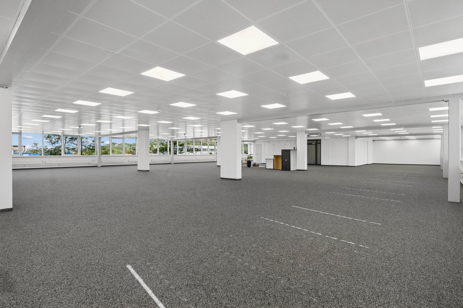 841m² office