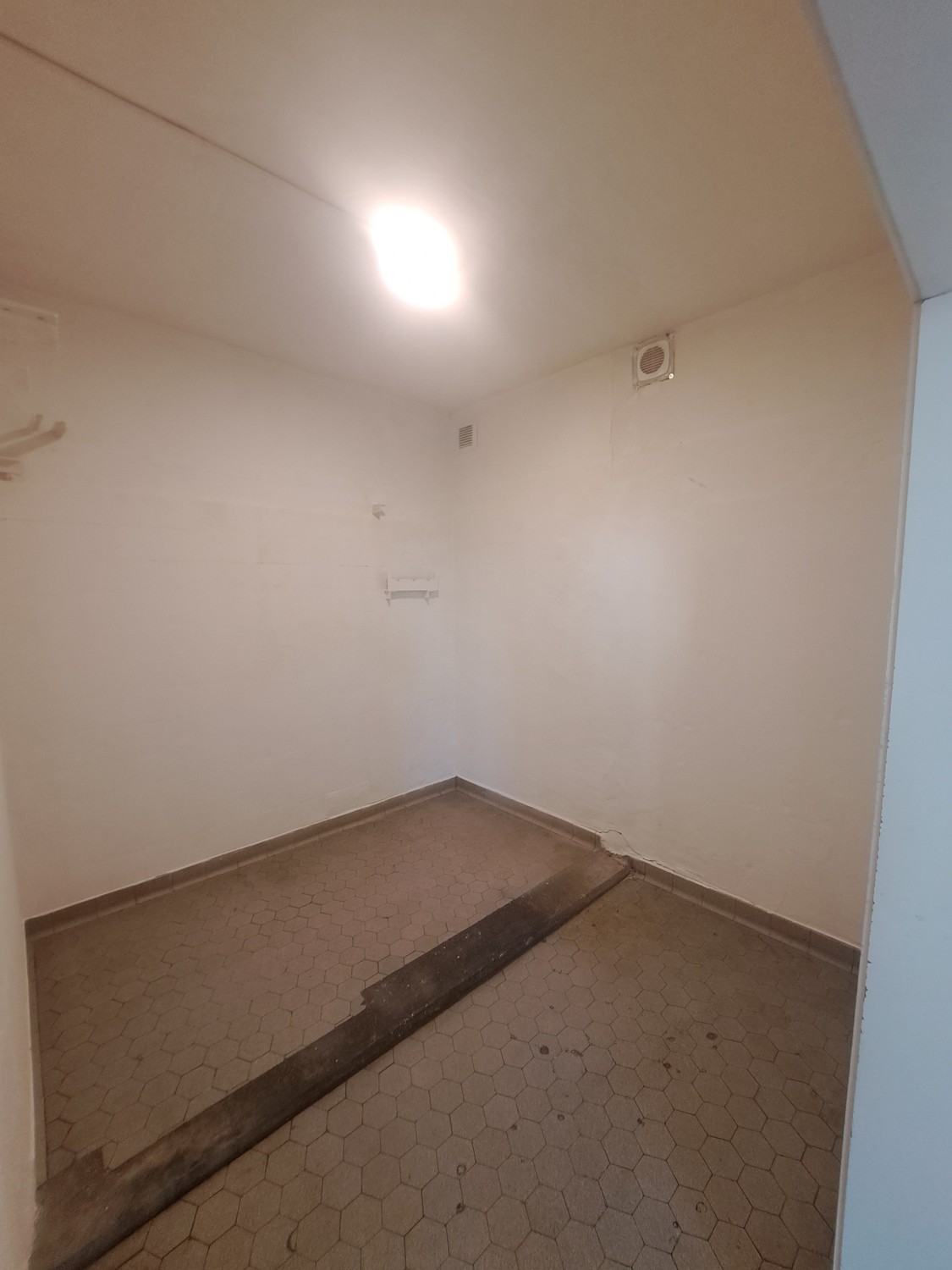 85m² commercial
