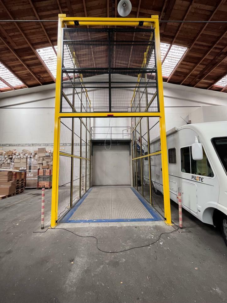 900m² commercial