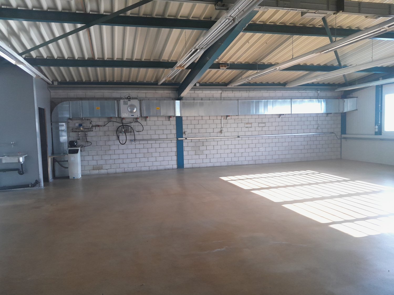 708m² storage room