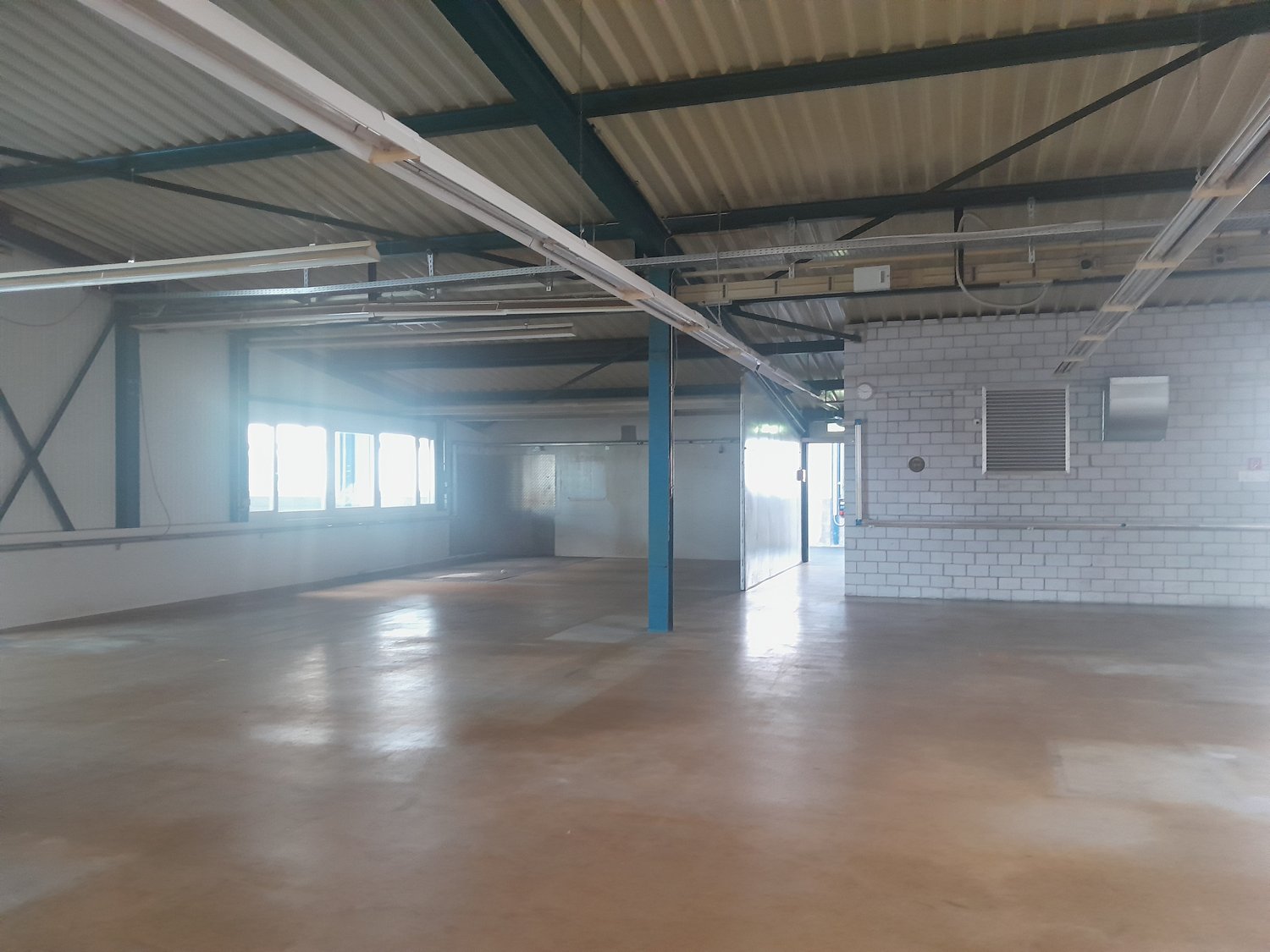 708m² storage room