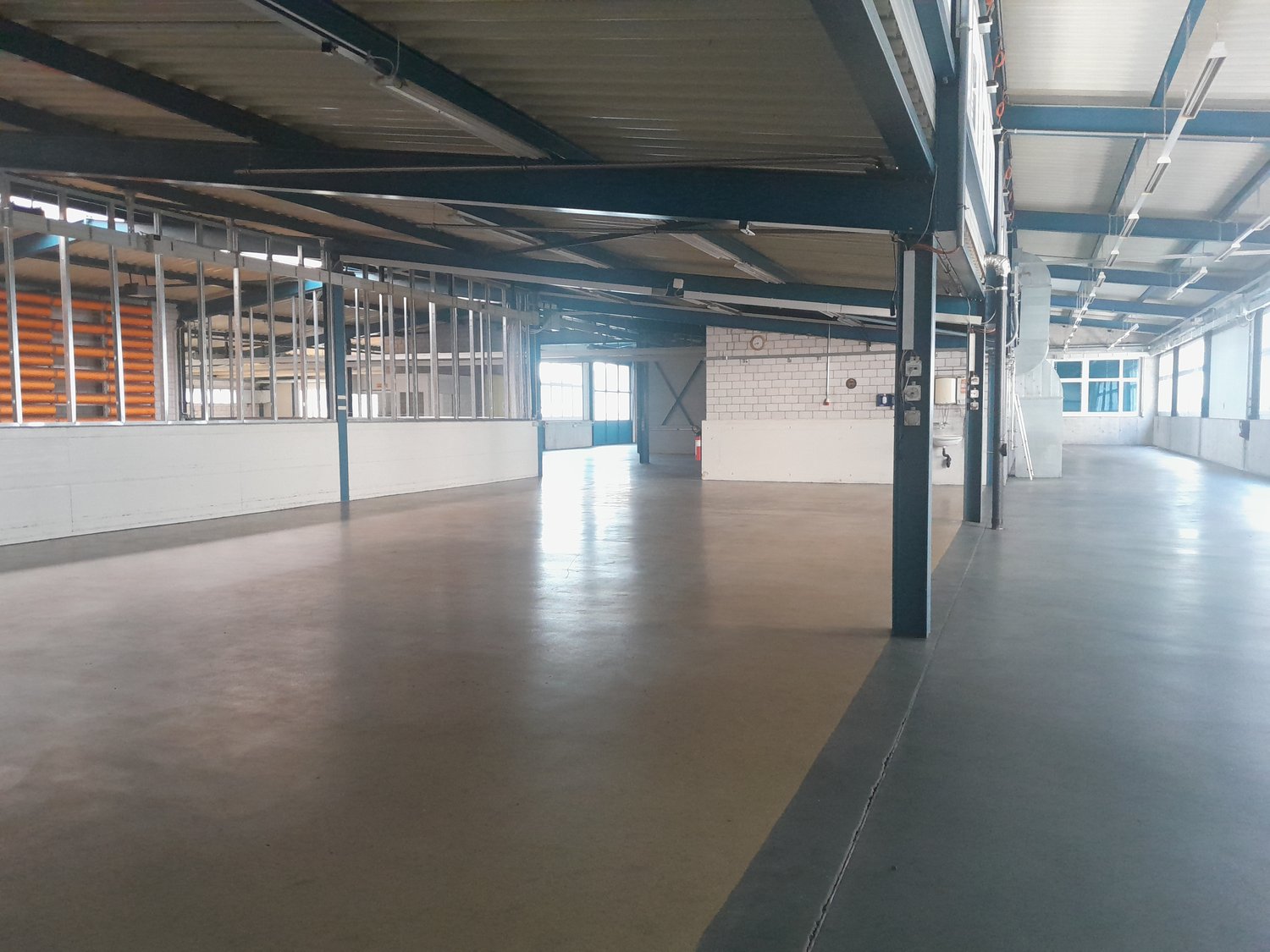 708m² storage room