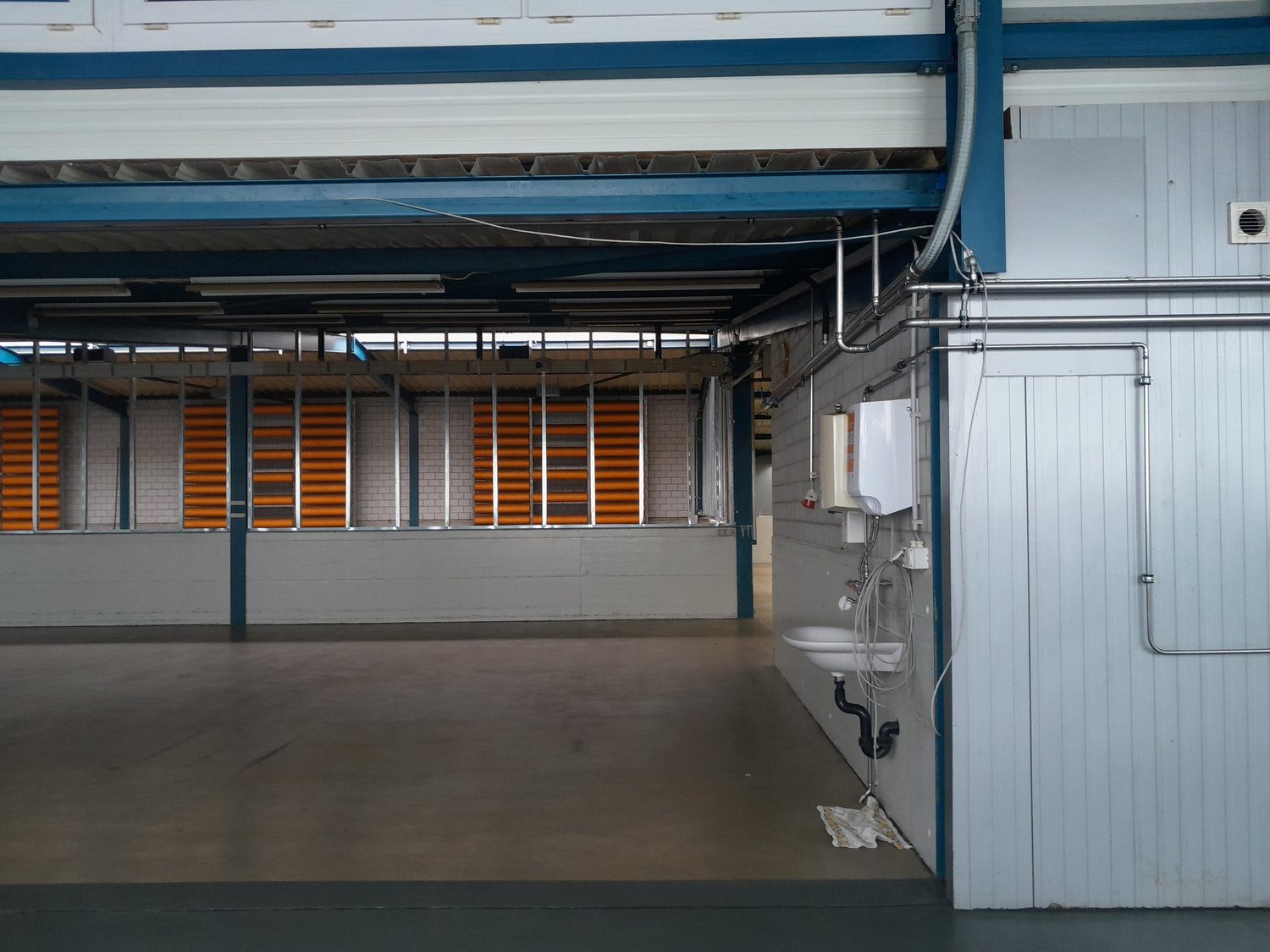 708m² storage room