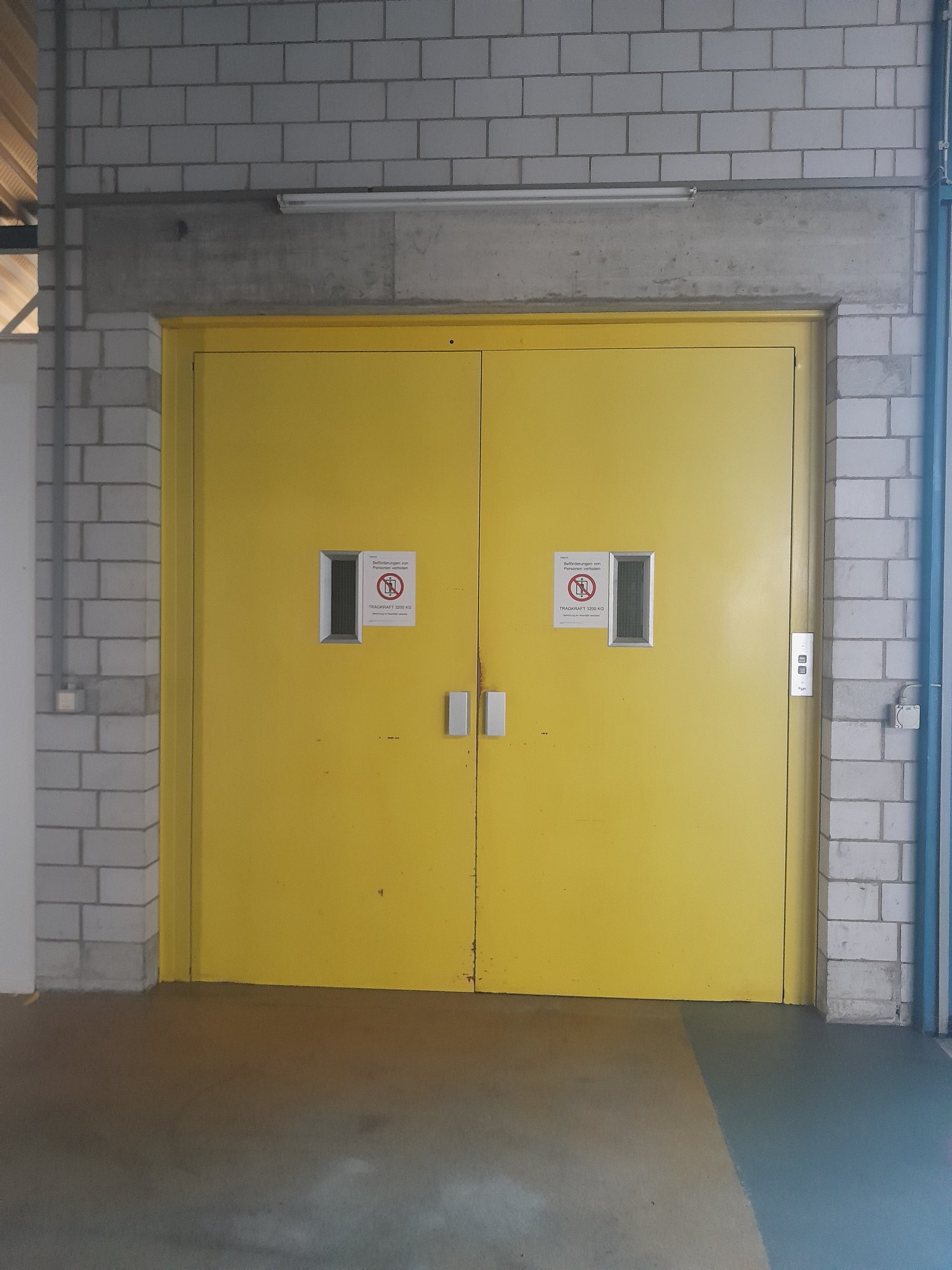 708m² storage room