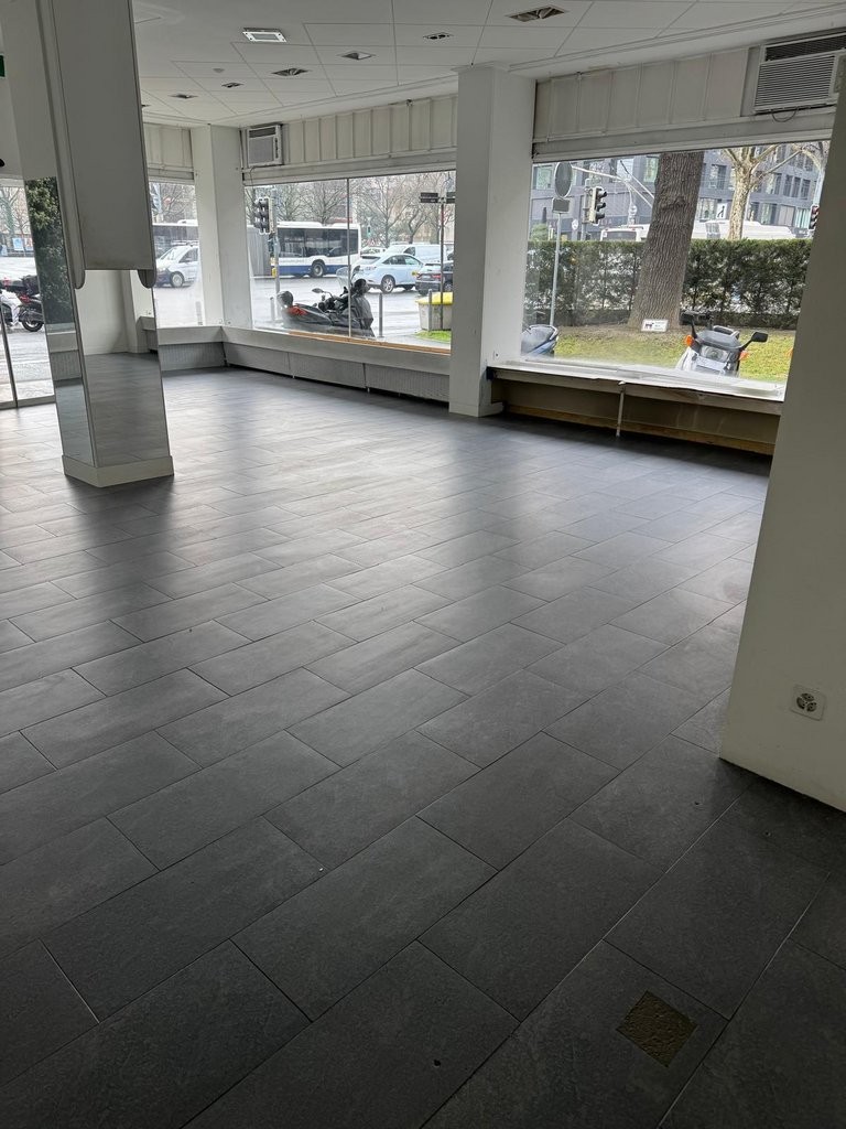 80m² negozio, foto 2 di 5