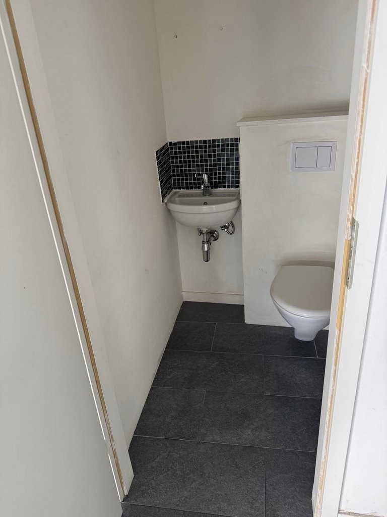 80m² negozio, foto 5 di 5