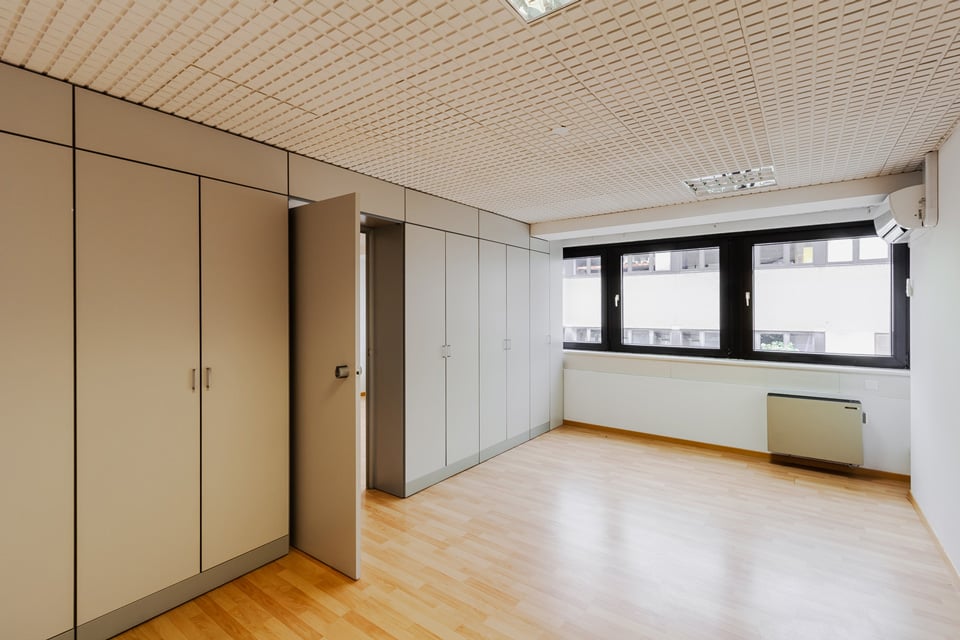 365m² office