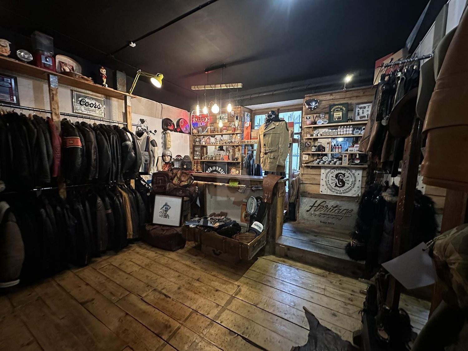 100m² shop