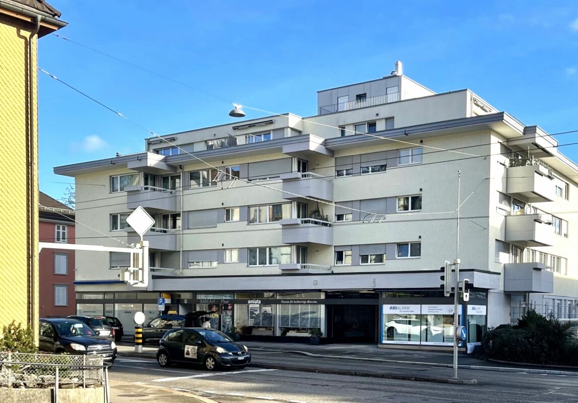 53m² commerciale","description":"Lo spazio intelligente per startup intelligenti.

Non cerchi uno spazio per "farti vedere", ma un luogo dove nasce il business?

Allora questa è la tua mossa.

Spazio commerciale recentemente ristrutturato in posizione strategica - ideale per startup, fornitori di se