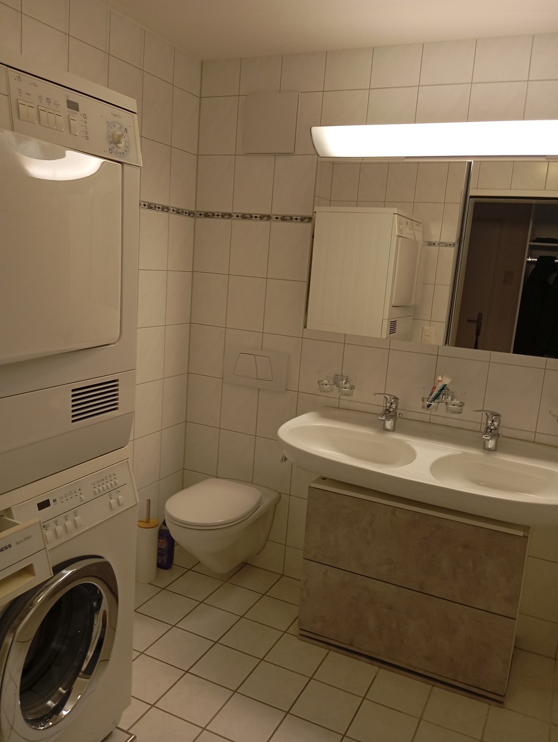 Chambre dans une colocation

Je cherche un colocataire dans un appartement de 3.5 pièces avec deux grandes chambres doubles et deux salles de bain. L'appartement est entièrement meublé, y compris les chambres. 
Espace de vie : 100 mètres carrés et grand balcon. Parking et garage souterrain sont disp