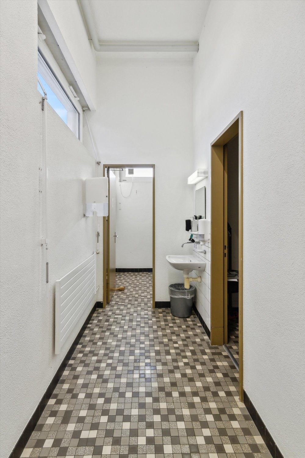 619m² office
