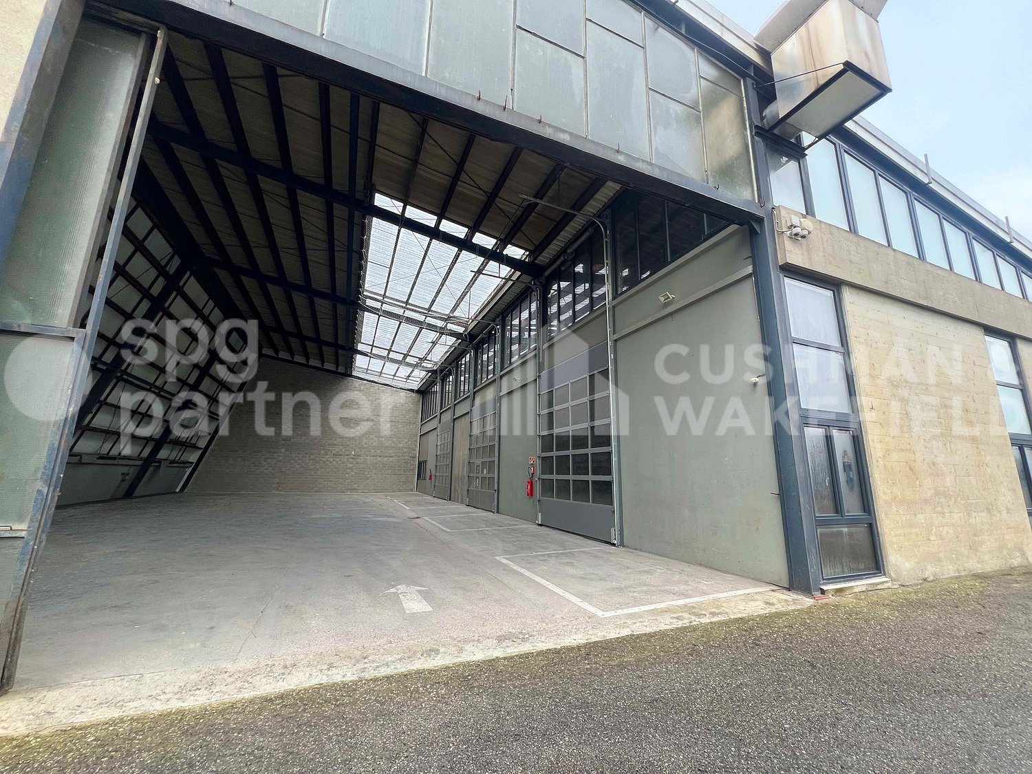 2390m² commercial