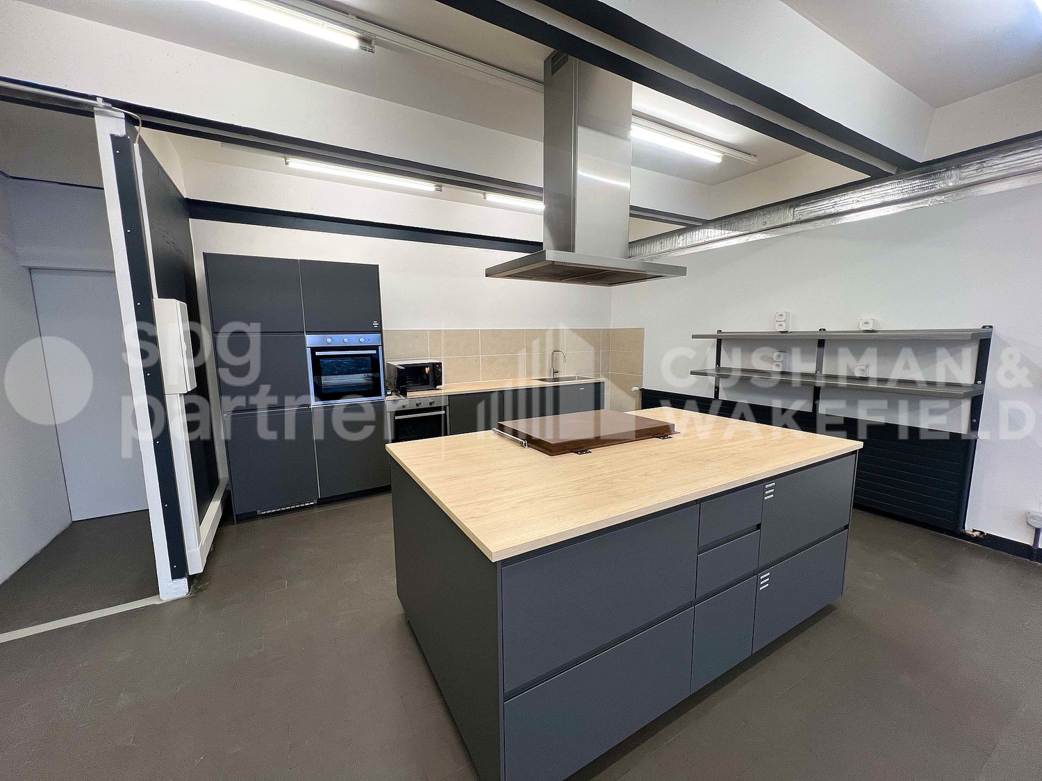 2390m² commercial