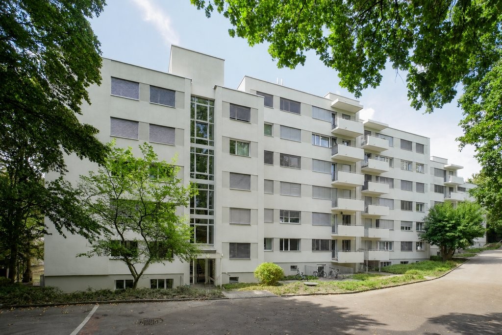 Appartement de 3 ½ pièces

Nous louons immédiatement ou à convenir cet appartement moderne situé à la belle Buristrasse 6 à Bern. L'immeuble a été entièrement rénové en 2018 et l'appartement vous offre les avantages suivants :

- Cuisine moderne avec table de cuisson en vitrocéramique et lave-vaisse