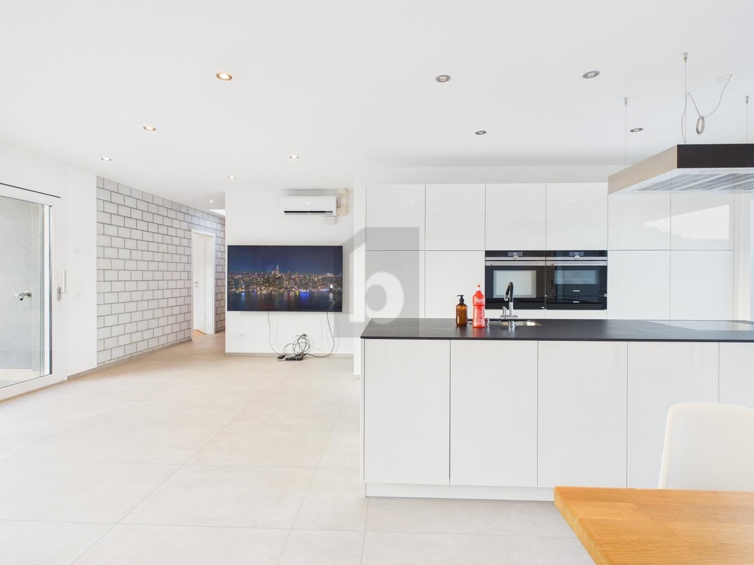 Appartamento attico di 3 ½ locali, foto 2 di 4