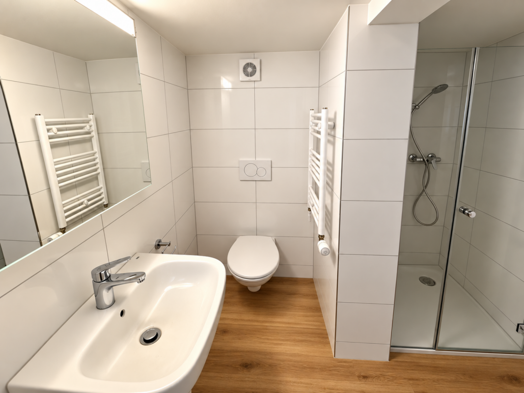 Appartamento di 3 ½ locali

A disposizione, affittiamo questo luminoso appartamento di 3.5 locali completamente ristrutturato con una splendida vista sulle montagne.

Highlights:
-Cucina moderna inclusa lavastoviglie
-Pavimento in vinile facile da curare
-Cantina privata
-Animali domestici ammessi
-