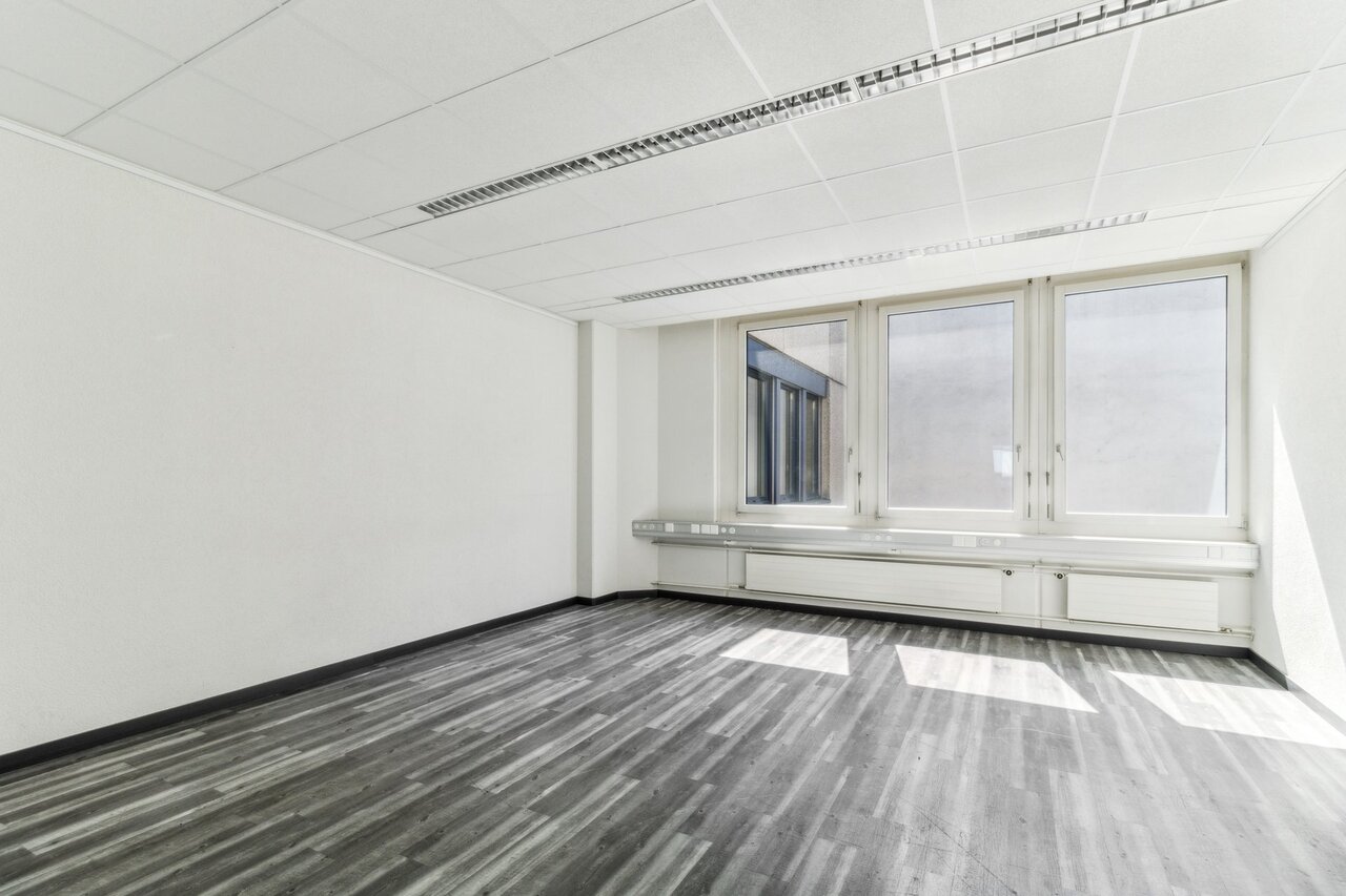 819m² office