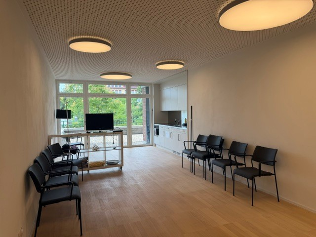 Ufficio much luminoso e piacevole con angolo cottura e terrazza. Molto adatto ad esempio per uno studio medico o un ufficio. Atmosfera tranquilla e piacevole