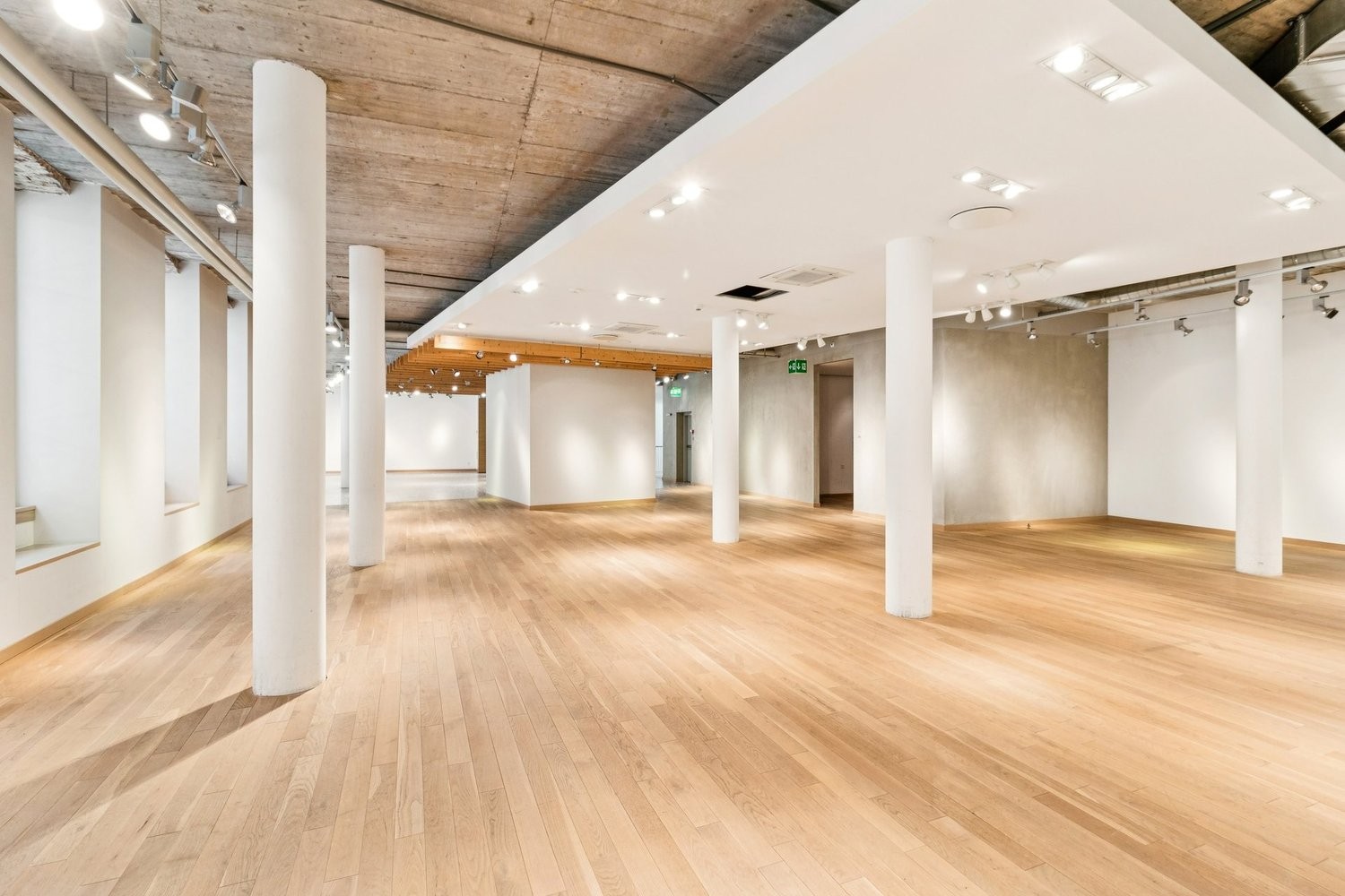 945m² shop