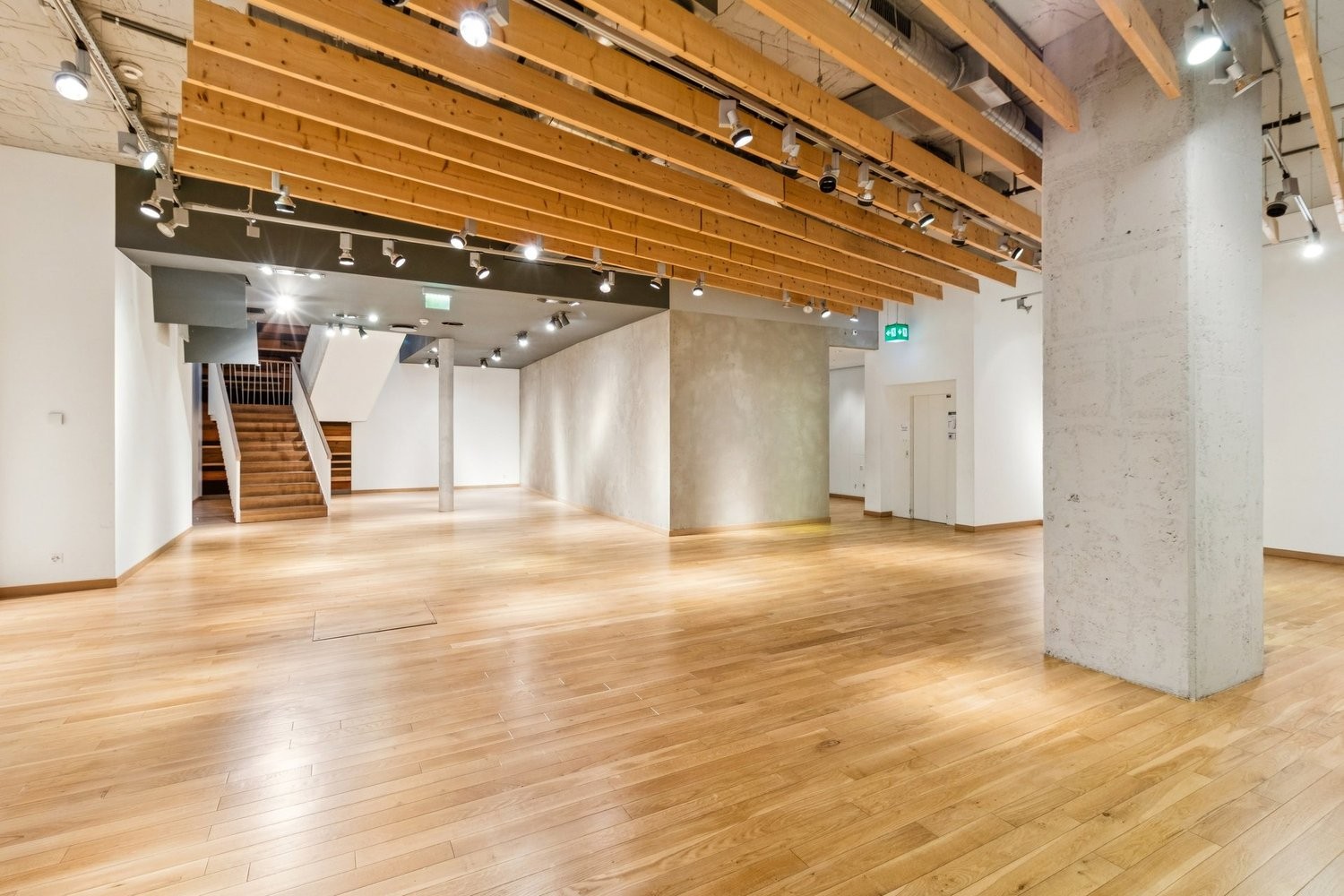 945m² shop
