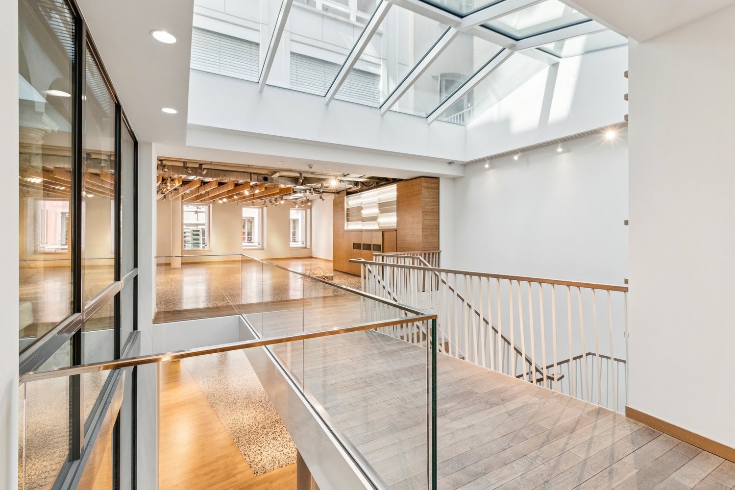 945m² shop