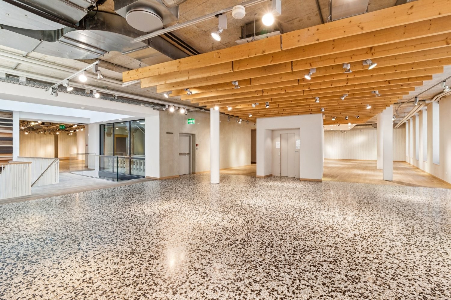 945m² shop