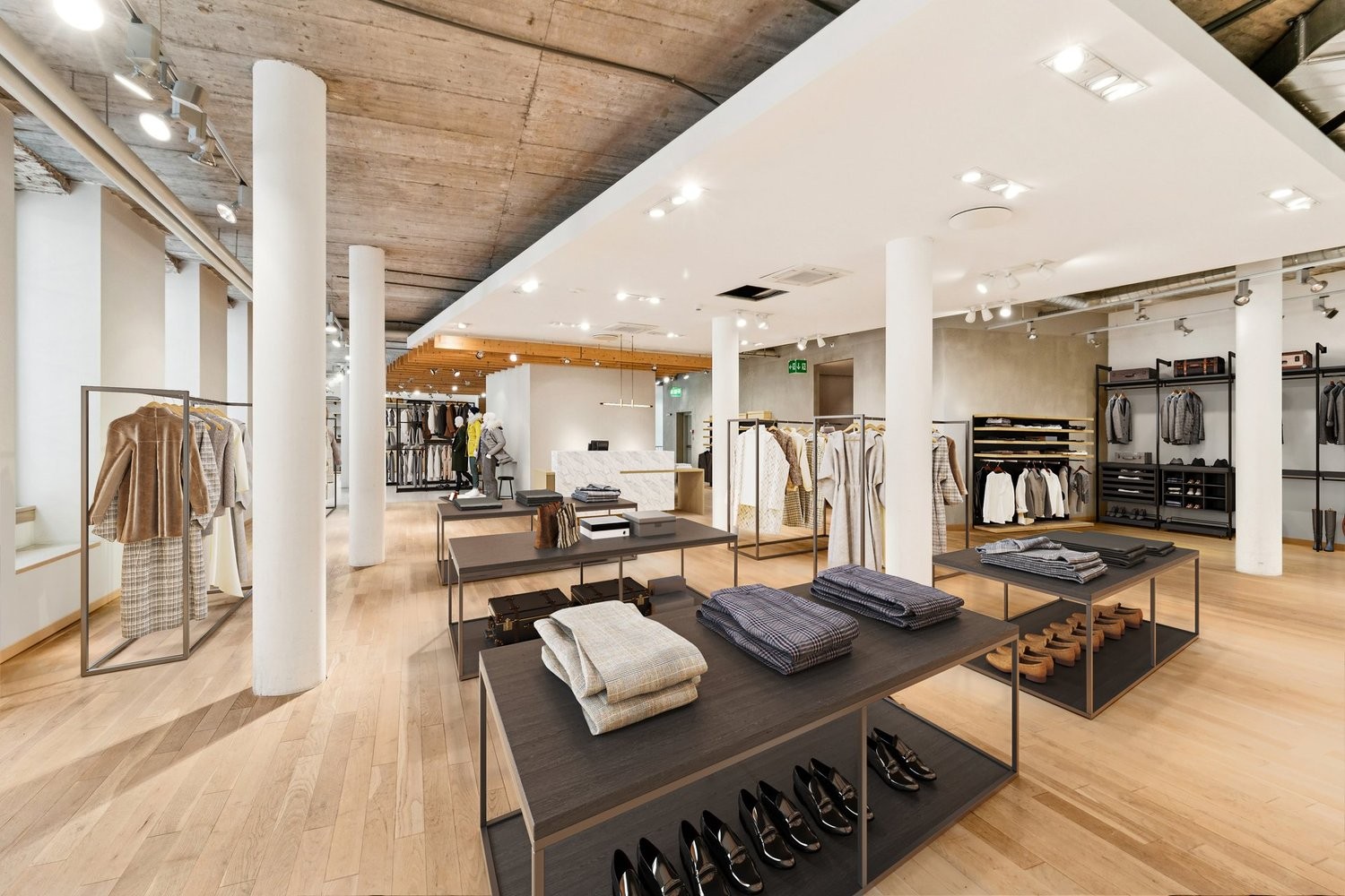 945m² shop