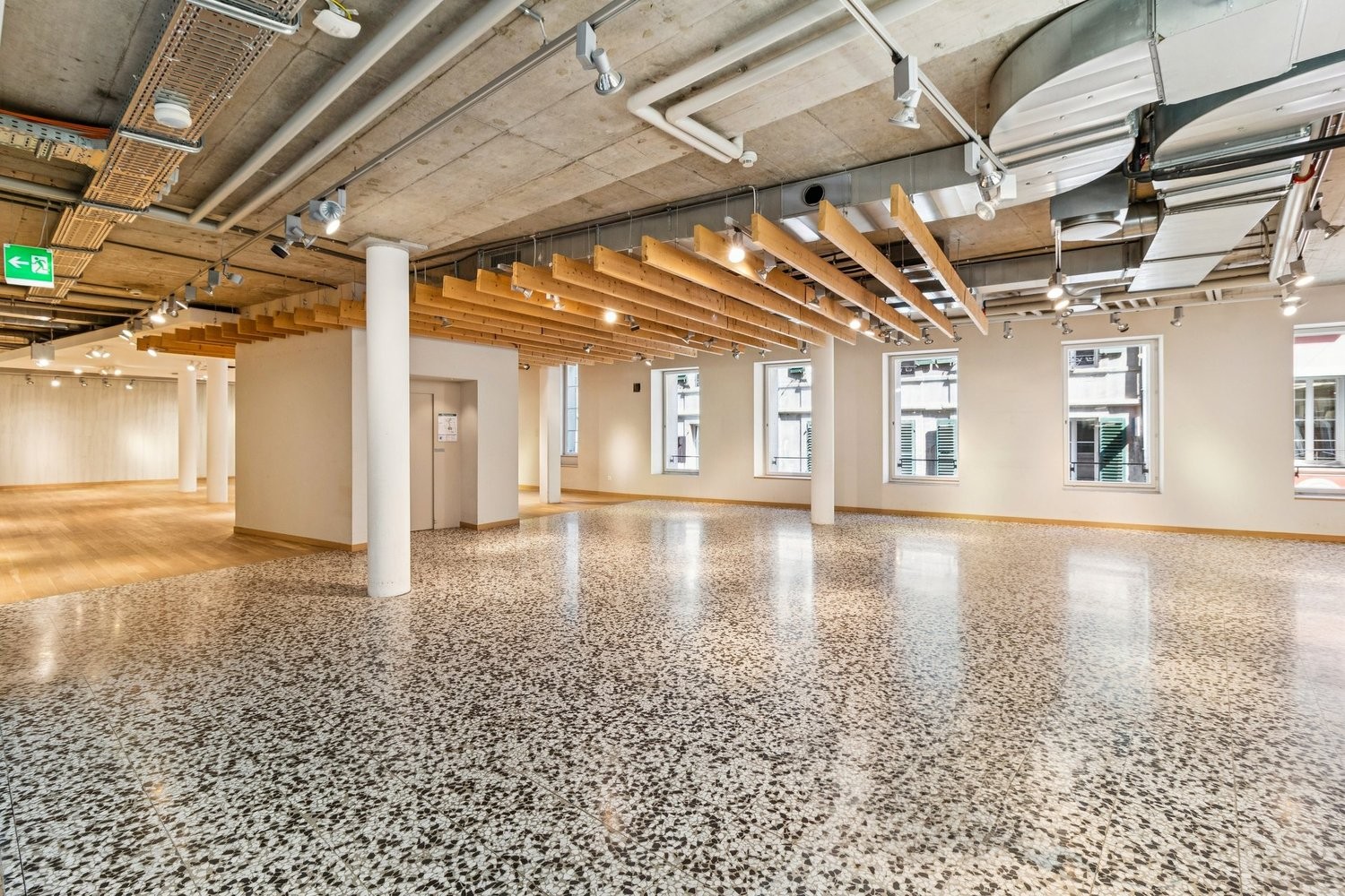 945m² shop